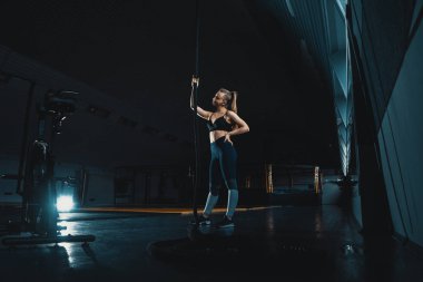 Tam uzunlukta geniş açı atış ip yapan bir kadının atış tırmanıyor