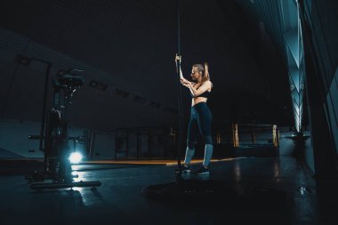 Tam uzunlukta geniş açı atış ip yapan bir kadının atış tırmanıyor