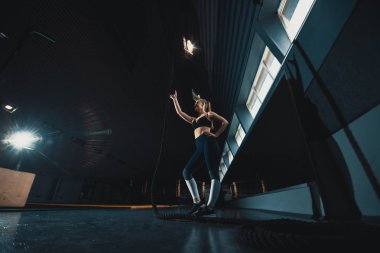 Tam uzunlukta geniş açı atış ip yapan bir kadının atış tırmanıyor