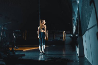 Tam uzunlukta geniş açı atış ip yapan bir kadının atış tırmanıyor