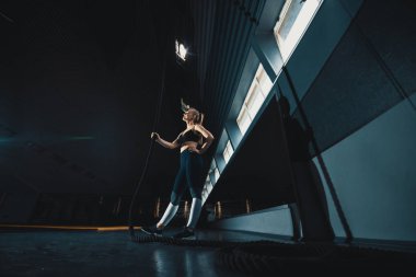 Tam uzunlukta geniş açı atış ip yapan bir kadının atış tırmanıyor