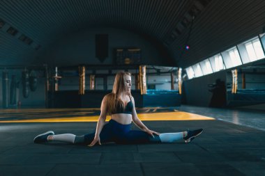 Germe jimnastikçi kız dikey split yapıyor, ip. Yan görünüm o