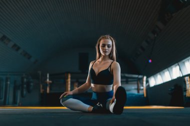 Jimnastikçi kız ısınma yapıyor germe exercizes. Çekme nin görünümü