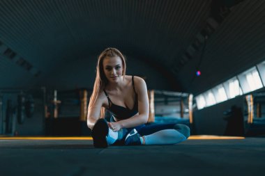 Jimnastikçi kız ısınma yapıyor germe exercizes. Çekme nin görünümü