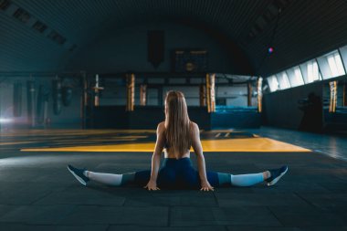 Germe jimnastikçi kız dikey split yapıyor, ip. Yan görünüm o