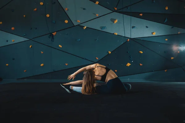 Chica gimnasta estirando haciendo división vertical, cordel. Vista trasera o — Foto de Stock