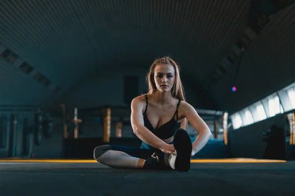 Stretching tornász lány csinál melegítő exercizes. Kilátás vonzására — Stock Fotó
