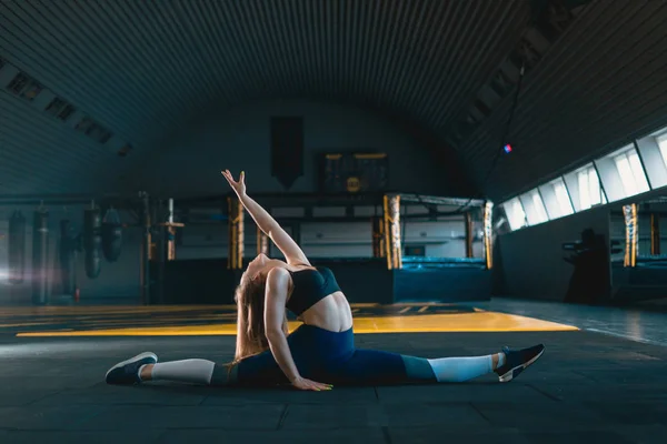 Chica gimnasta estirando haciendo división vertical, cordel. Vista lateral o — Foto de Stock