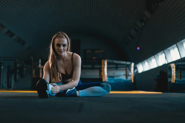 Estirar chica gimnasta haciendo ejercicios de calentamiento. Vista de atraer —  Fotos de Stock