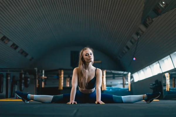 Stretching gymnast girl doing vertical split, twine. Side view o — Stock fotografie