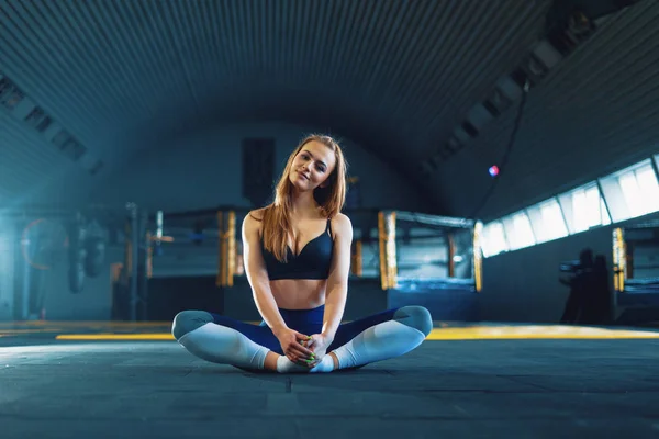 Stretching gymnast meisje doet yoga inspanning maten. Uitzicht op aantrekkelijke — Stockfoto