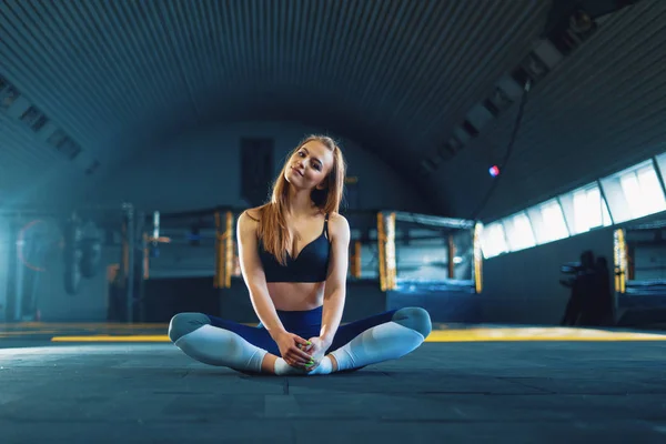 Estirar chica gimnasta haciendo ejercicios de yoga tamaños. Vista de atractivo — Foto de Stock