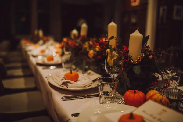 Şükran günü sofra automnal süslemeleri, pumpkins, gözlük ve plakaları ile. Tatil, catering ve misafirperverliği kavramı.