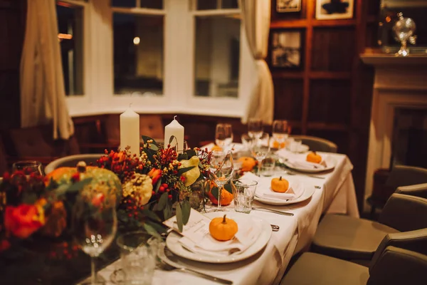 Şükran günü sofra automnal süslemeleri, pumpkins, gözlük ve plakaları ile. Tatil, catering ve misafirperverliği kavramı.