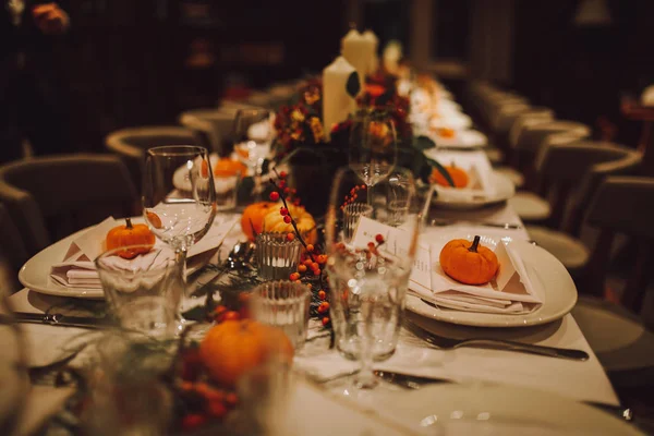 紅葉した装飾 カボチャ ガラス板と感謝祭のテーブルの設定 ケータリングとおもてなしのコンセプト — ストック写真
