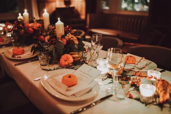 Erntedank Tischdekoration Mit Weihnachtsdekoration Kürbissen Gläsern Und Tellern Urlaub Catering — Stockfoto