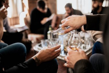 Japon viskisini tatmaya çalışan bir grup insan. İnce alkol kavramı. Master sınıf ve viski degustation.