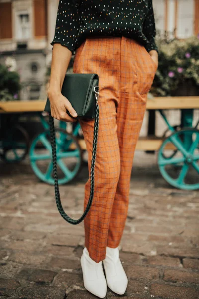 Primer Plano Una Joven Mujer Moda Con Una Blusa Verde — Foto de Stock