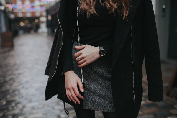 Una Joven Mujer Moda Bajo Lluvia Vistiendo Top Negro Abrigo —  Fotos de Stock