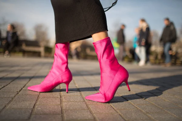 Sıcak pembe çorap çizmeler yürüyen genç bir moda kadın yakın çekim. Moda kavramı, ayakkabı ve sokak stili. Ayakkabılara seçici bir şekilde odaklanarak yatay görüntü. İlkbahar ve sonbahar kıyafet fikirleri.