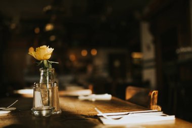 Cam eşyalar ve bir çiçekle hazırlanan romantik bir akşam yemeğinin yakın çekim çekimi. Restoran iş kavramı, catering ve misafirperverliği. Metniniz için boş kopyalama alanı içeren yatay görüntü. 