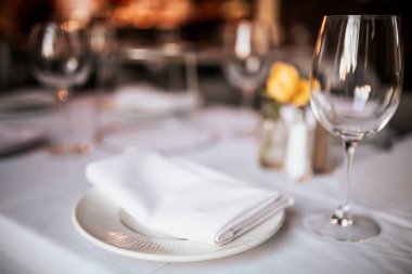 Bir restoran masa masa masa nın yakın çekim masa ve şarap kadehi ile kurmak. Yemek, misafirperverlik ve catering kavramı. Metin için boş alan içeren yatay görüntü. 