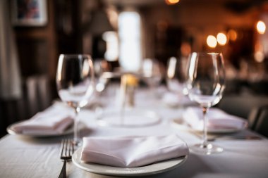 Bir restoran masa masa masa nın yakın çekim masa ve şarap kadehi ile kurmak. Yemek, misafirperverlik ve catering kavramı. Metin için boş alan içeren yatay görüntü. 