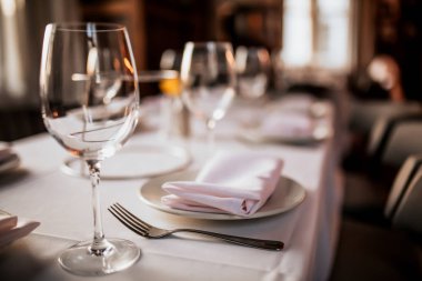 Bir restoran masa masa masa nın yakın çekim masa ve şarap kadehi ile kurmak. Yemek, misafirperverlik ve catering kavramı. Metin için boş alan içeren yatay görüntü. 