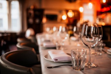 Bir restoran masa masa masa nın yakın çekim masa ve şarap kadehi ile kurmak. Yemek, misafirperverlik ve catering kavramı. Metin için boş alan içeren yatay görüntü. 