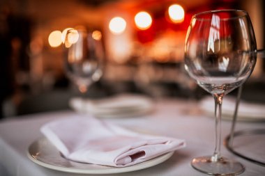 Bir restoran masa masa masa nın yakın çekim masa ve şarap kadehi ile kurmak. Yemek, misafirperverlik ve catering kavramı. Metin için boş alan içeren yatay görüntü. 