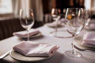 Bir restoran masa masa masa nın yakın çekim masa ve şarap kadehi ile kurmak. Yemek, misafirperverlik ve catering kavramı. Metin için boş alan içeren yatay görüntü. 