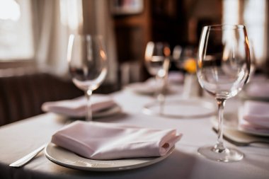 Bir restoran masa masa masa nın yakın çekim masa ve şarap kadehi ile kurmak. Yemek, misafirperverlik ve catering kavramı. Metin için boş alan içeren yatay görüntü. 