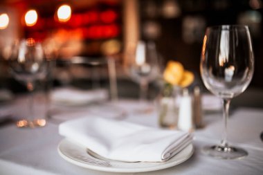 Bir restoran masa masa masa nın yakın çekim masa ve şarap kadehi ile kurmak. Yemek, misafirperverlik ve catering kavramı. Metin için boş alan içeren yatay görüntü. 