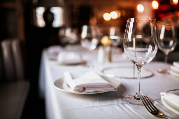 Bir restoran masa masa masa nın yakın çekim masa ve şarap kadehi ile kurmak. Yemek, misafirperverlik ve catering kavramı. Metin için boş alan içeren yatay görüntü. 