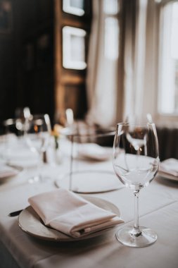 Bir restoran masa masa masa nın yakın çekim masa ve şarap kadehi ile kurmak. Yemek, misafirperverlik ve catering kavramı. Metin için boş alan içeren dikey görüntü. 