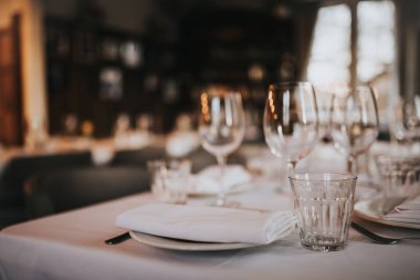 Bir restoran masa masa masa nın yakın çekim masa ve şarap kadehi ile kurmak. Yemek, misafirperverlik ve catering kavramı. Metin için boş alan içeren yatay görüntü. 