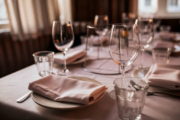 Bir restoran masa masa masa nın yakın çekim masa ve şarap kadehi ile kurmak. Yemek, misafirperverlik ve catering kavramı. Metin için boş alan içeren yatay görüntü. 