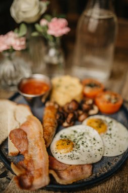 Geleneksel tam egnlish kahvaltı. Gıda kavramı, misafirperverlik ve gelenekler. 