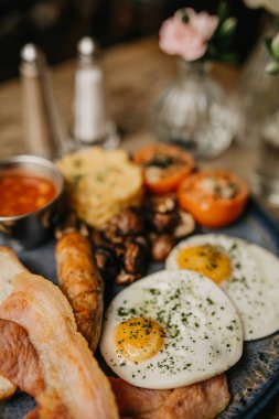 Geleneksel tam egnlish kahvaltı. Gıda kavramı, misafirperverlik ve gelenekler. 