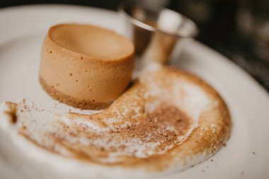 Fırında cheesecake dulce de leche, ev yapımı kek, pişirme kavramı, tatlılar ve gıda. 