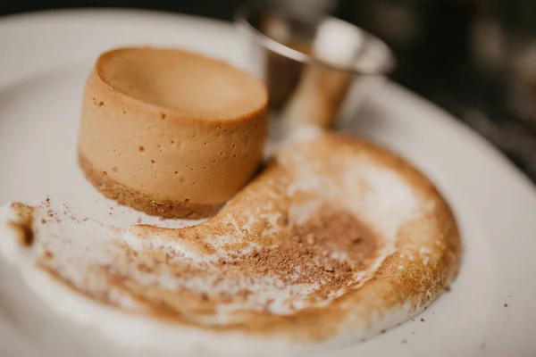 Fırında cheesecake dulce de leche, ev yapımı kek, pişirme kavramı, tatlılar ve gıda. 