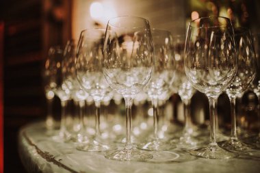 Barda boş şarap kadehleri var. Restoran, misafirperverlik, catering ve bar konsepti.