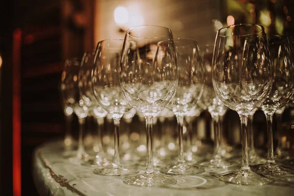 Una Fila Bicchieri Vino Vuoti Sul Bancone Ristorante Ospitalità Ristorazione — Foto Stock