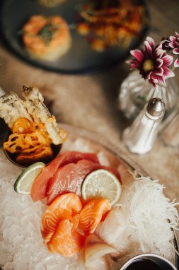 Ton balığı ve somon sashimi tabağı bir yakın çekim makro çekim. Japon mutfağı kavramı, misafirperverliği ve diyet. Taze çiğ balık Japon incelik ince parçalar halinde dilimlenmiş, soya sosu ile servis.