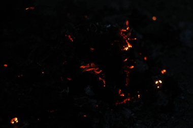 Tet tatillerinde gece ibadet için tartarus para yakma