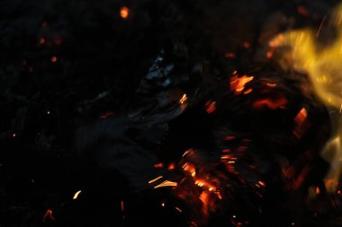 Tet tatillerinde gece ibadet için tartarus para yakma
