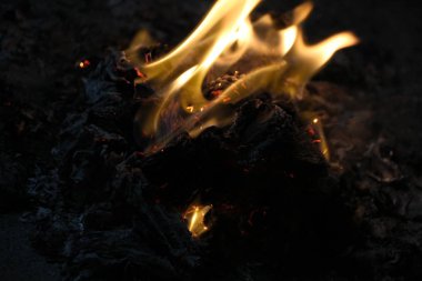 Tet tatillerinde gece ibadet için tartarus para yakma