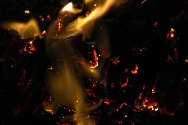 Tet tatillerinde gece ibadet için tartarus para yakma