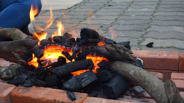 Fogos Artifício Com Varas Madeira Chamas Tijolos Redor — Fotografia de Stock