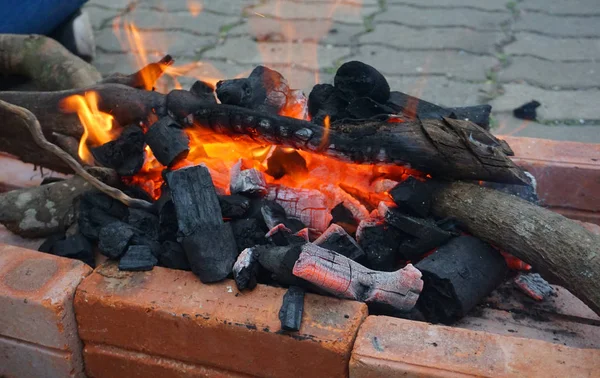 Fogos Artifício Com Varas Madeira Chamas Tijolos Redor — Fotografia de Stock